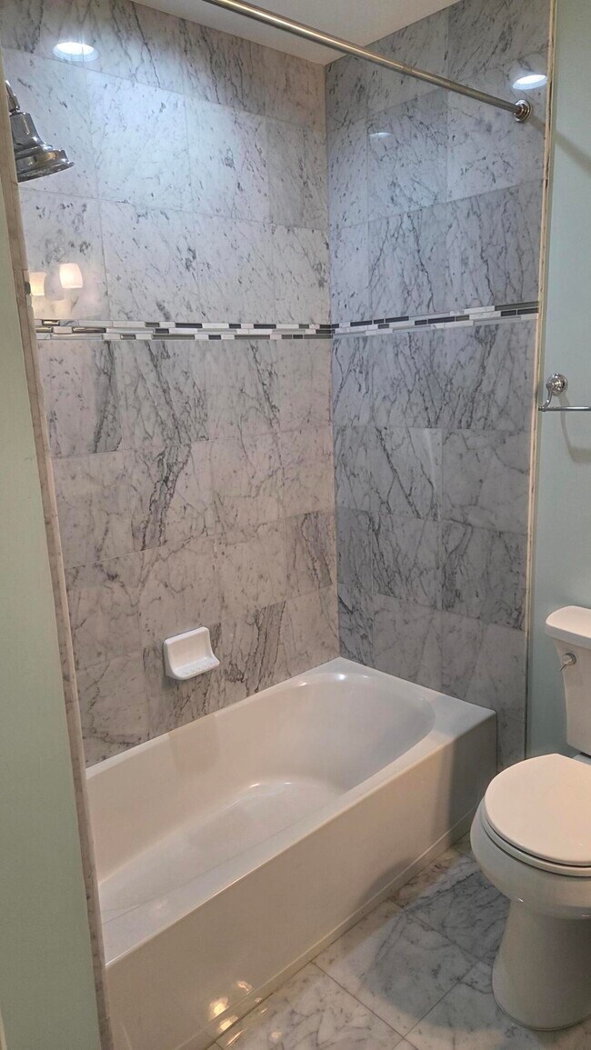 Building Photo - 934 W Huron St