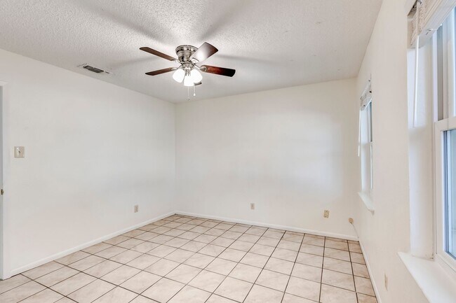 Building Photo - 2404 Andover Dr