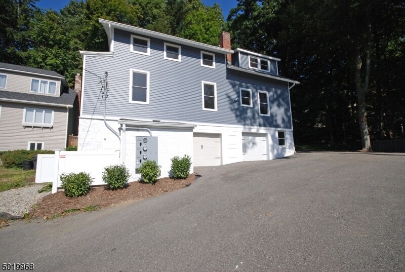 Building Photo - 4 Jones Dr