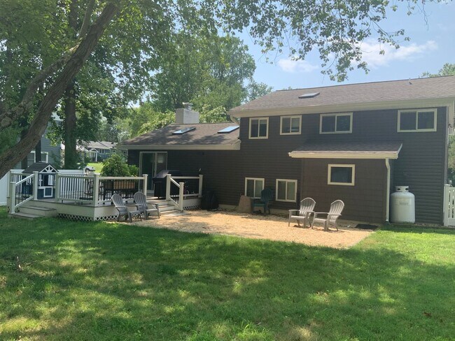 Building Photo - 165 E Bay View Dr