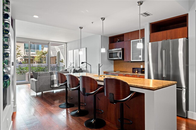 Building Photo - Modern 2 Bed/2 Bath Condo