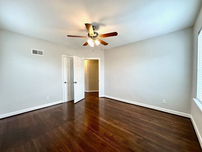 Building Photo - 4633-4635-4635 Jamieson Ave