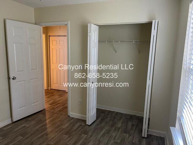 Building Photo - 461 Bedford Knoll Dr