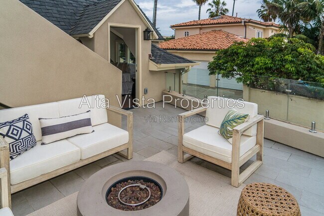 Building Photo - 5606 Dolphin Pl