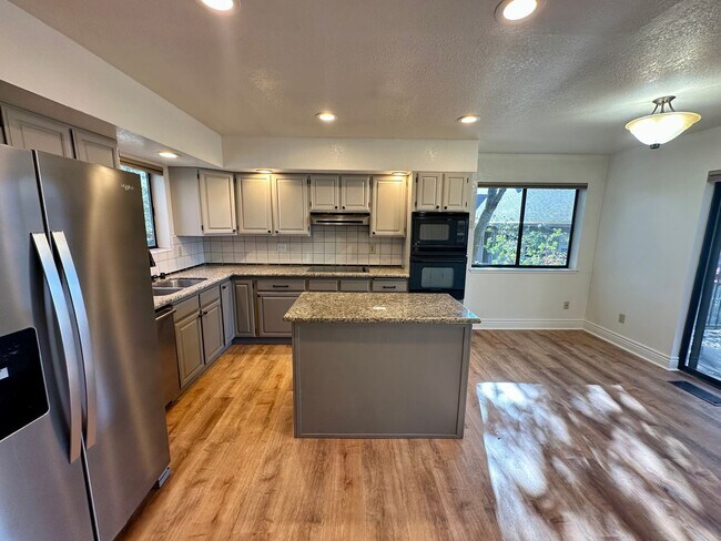 Building Photo - Beautiful 4-Bedroom Home with Stunning Vie...