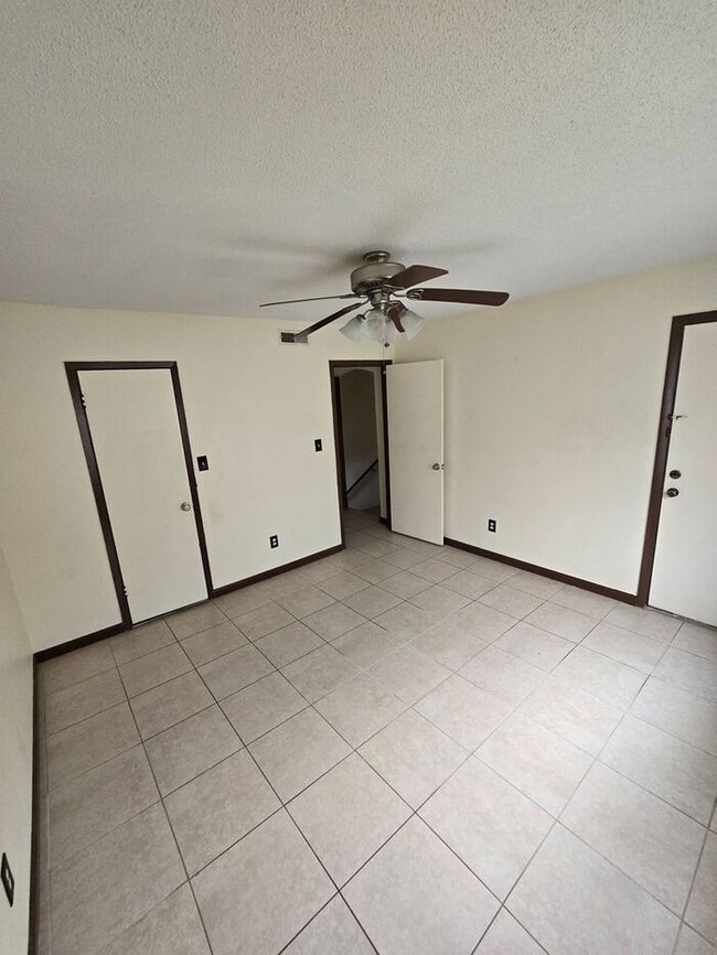 Building Photo - 2bedrooms 1.5Baths Townhome/Condo Availabl...