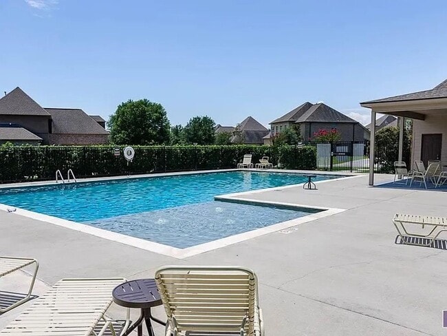 Building Photo - Beautiful Townhome with Fenced Yard & Garage in Prairieville