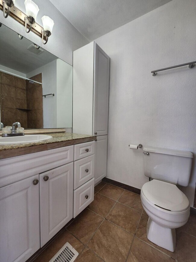 Building Photo - Cozy Split-level Condo with a Private Balcony!