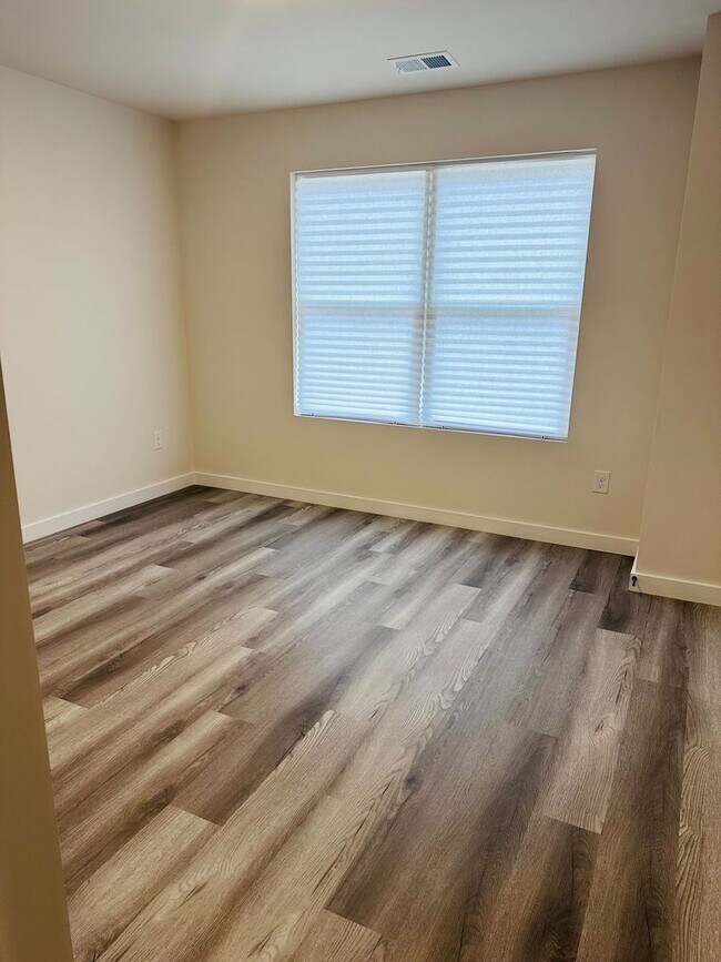 Building Photo - Modern 3BR / 2.5BA Townhome in a Prime Location – Washer/Dryer Included