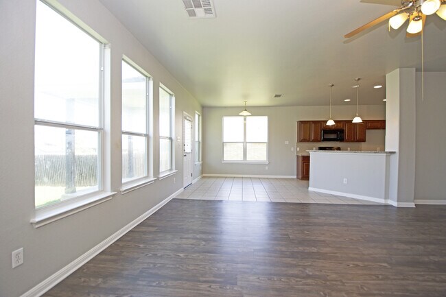 Building Photo - Large Home in Northeast Austin!