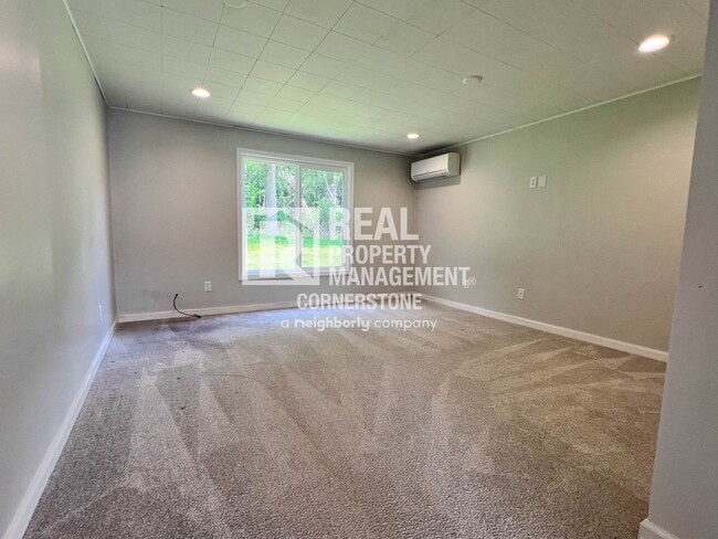 Building Photo - AVAILABLE NOW!! 3 Bedroom Home with Huge Y...