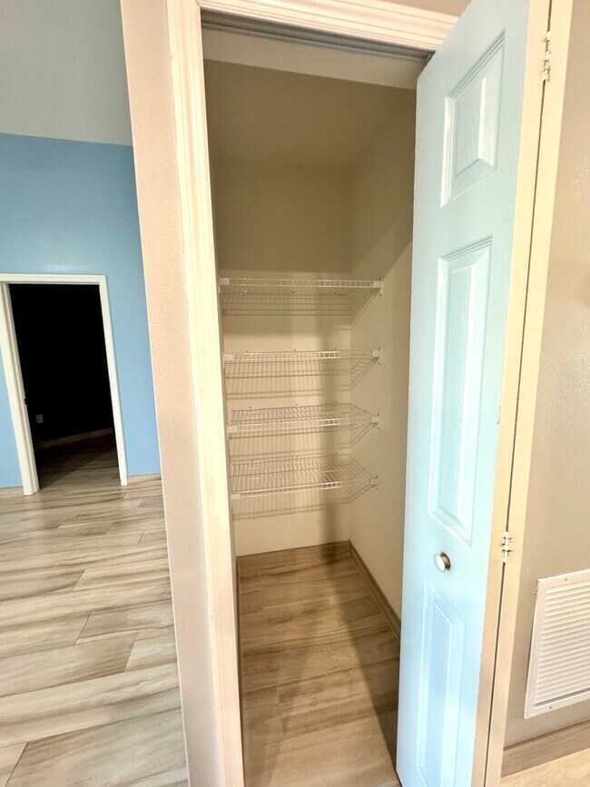 Building Photo - Beautiful 4-Bed, 2-Bath Home in a Prime Location!