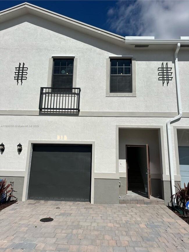 Building Photo - 814 SW 11th Wy