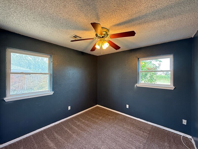Building Photo - 330 Overton Dr