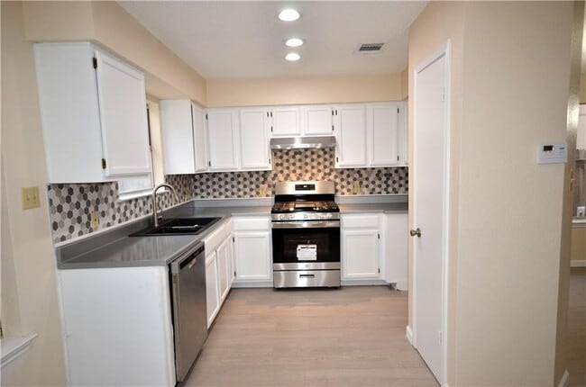 Building Photo - 13903 Lothian Dr