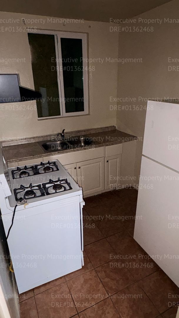 Building Photo - 105 E 8th St