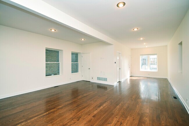 Building Photo - 2702 N Artesian Ave
