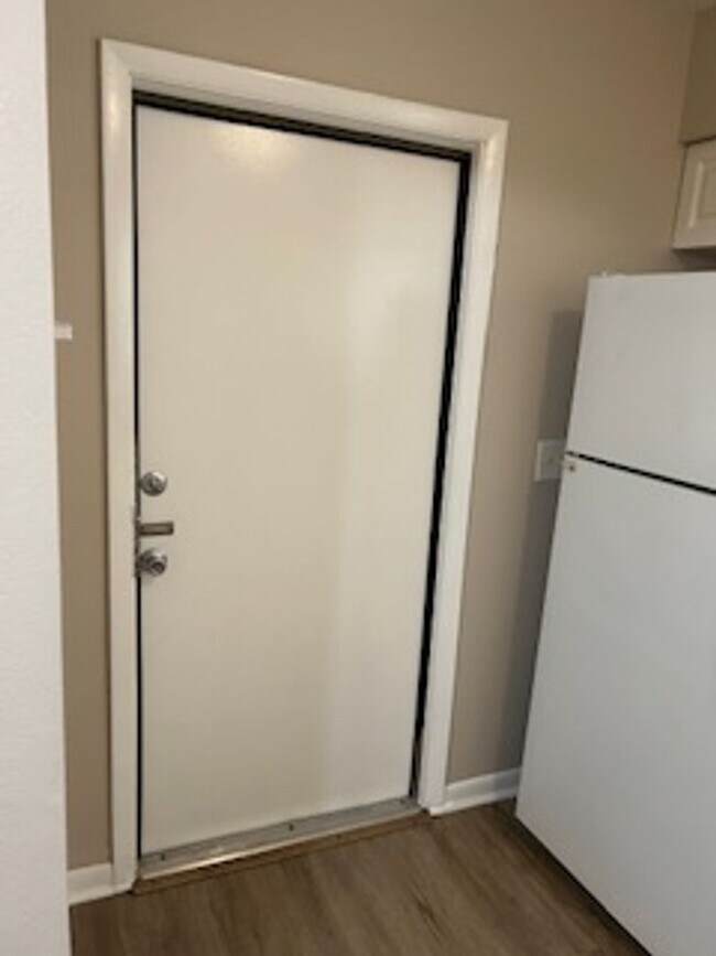 Building Photo - 2/1 available now!