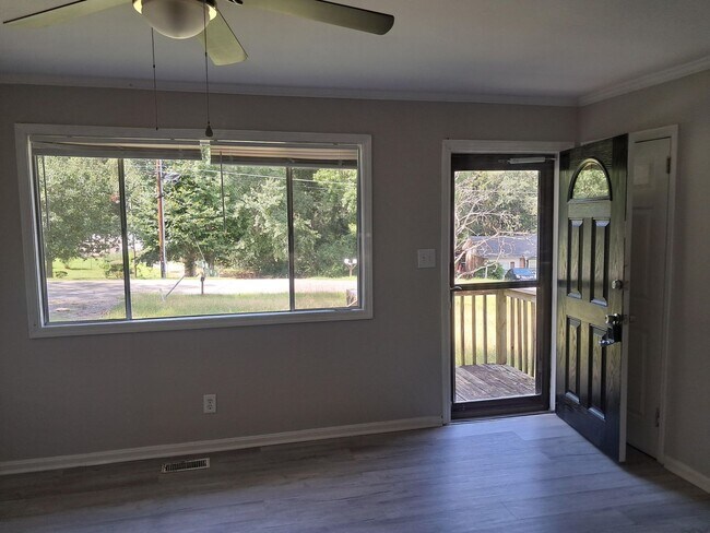 Building Photo - 3 bedroom 1 bath home