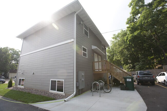Building Photo - 1105 S Dewey St