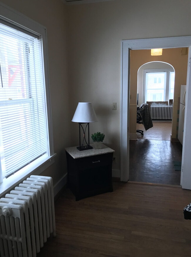 Building Photo - Newhouse