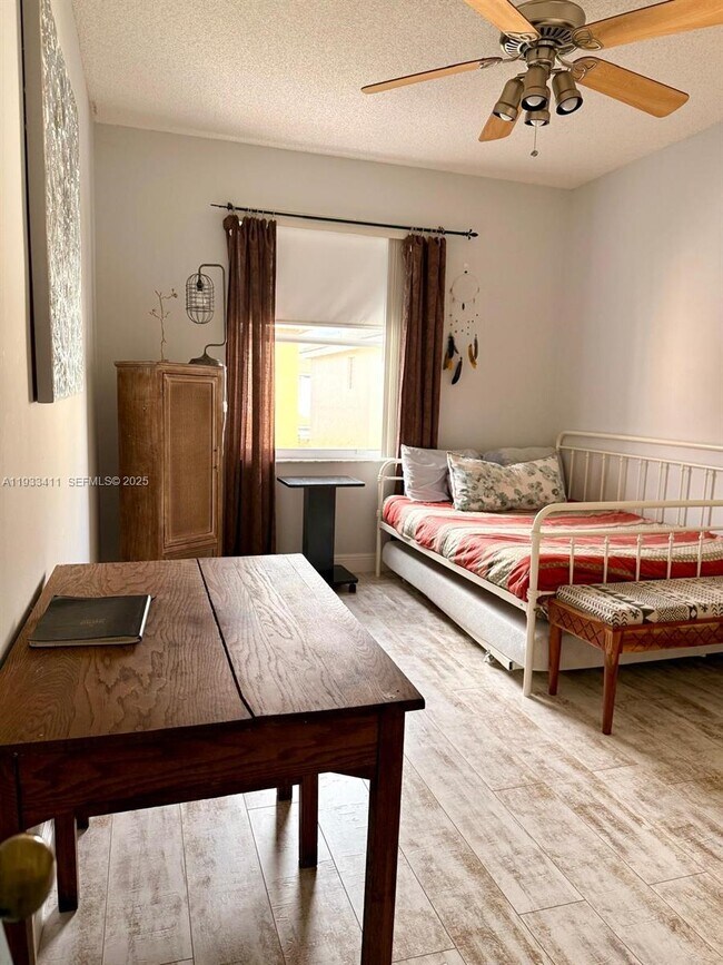 Building Photo - 3729 SW 51st St