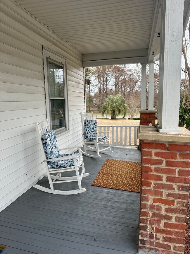 Building Photo - Charming 1 Bedroom, 1 Bath Furnished Or Unfurnished Home Available for Rent with Flexible Lease T...