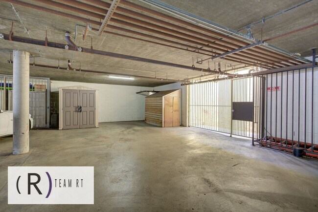 Building Photo - Gorgeous townhouse in a quiet 6-unit gated complex