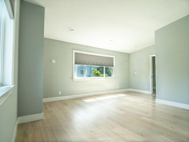Building Photo - 1435 Edgehill Dr
