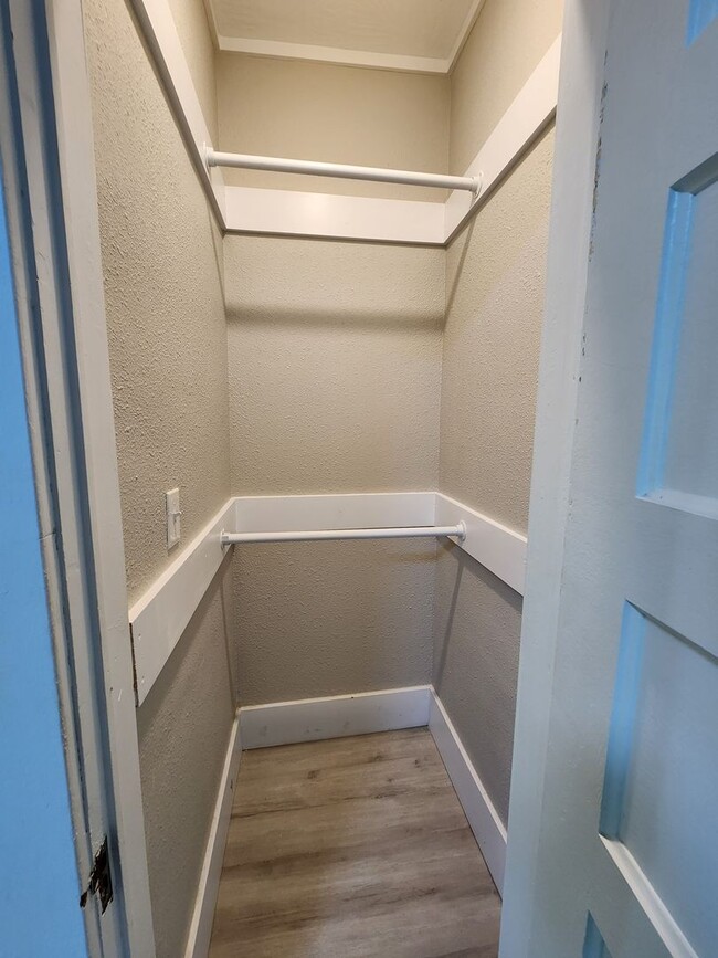 Building Photo - Spacious 3-Bedroom, 1-Bathroom Home AVAILA...