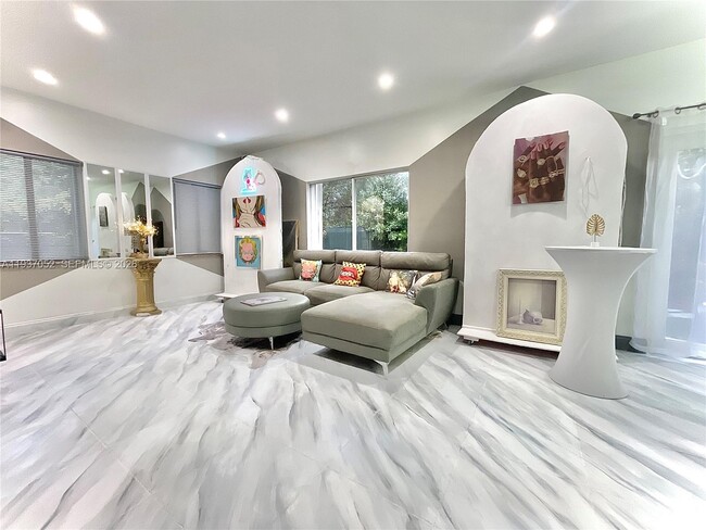 Building Photo - 1102 NW 26th St