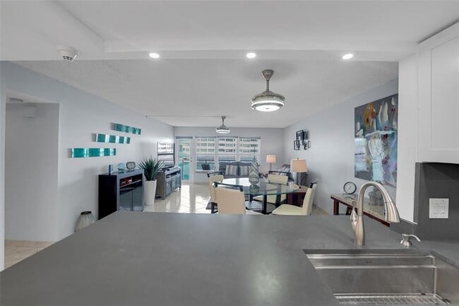 Building Photo - 3900 Galt Ocean Dr