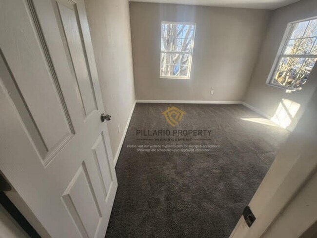 Building Photo - Renovated Fenced 4 Bedroom with 1.5 Bath, in Near East Side Available NOW!