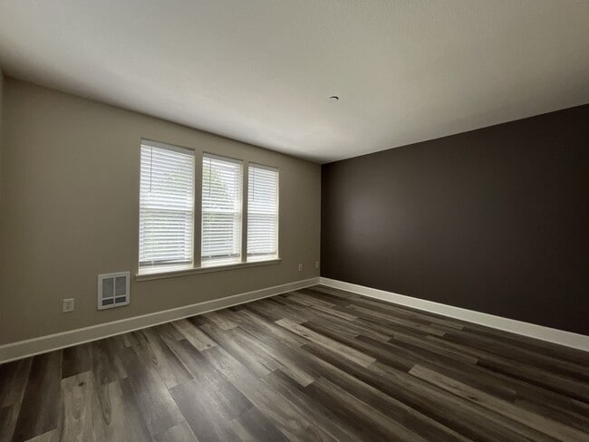 Building Photo - Incredible SE Hazelwood 2 Bedroom + 1 Bathroom Condo w/ included Garage and Washer & Dryer!!