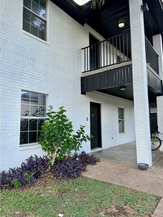 Building Photo - Spacious 4/2 Blocks from Campus!