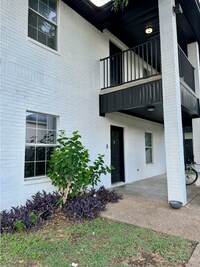 Building Photo - Spacious 4/2 Blocks from Campus!