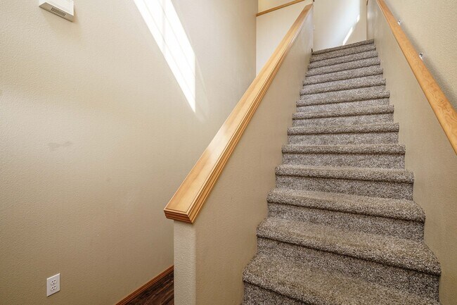 Building Photo - 3 bedroom 2.5 Bath - On Dead End Street - Low Maintenance Fenced Yard - Community Center with Swi...