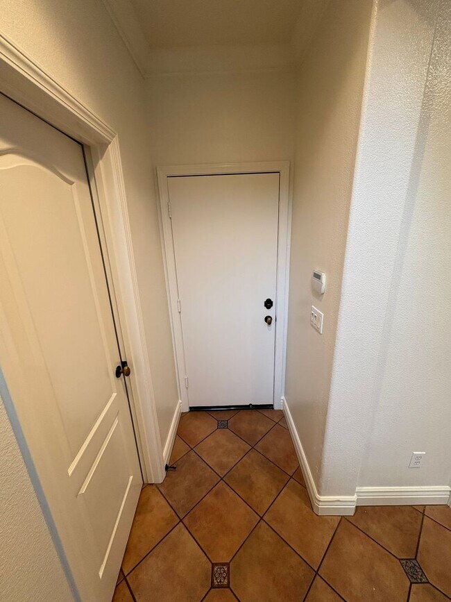 Building Photo - Two story home in NW Visalia Rent Ready!