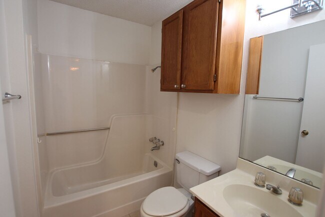 Building Photo - Available - Charming 2-bedroom, 2.5-bath townhome