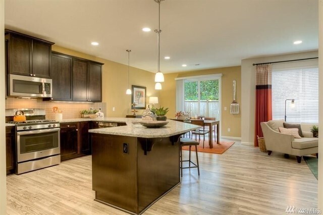 Building Photo - Beautiful 6BD/3BA home nestled in desirable Rainer Ridge neighborhood