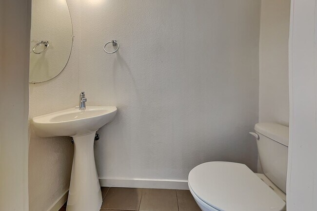 Building Photo - Stunning West Sac Condo