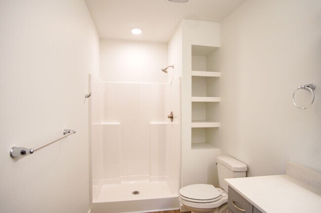 Building Photo - Modern & Chic 1-Bedroom w/Condo-Grade Finishes!