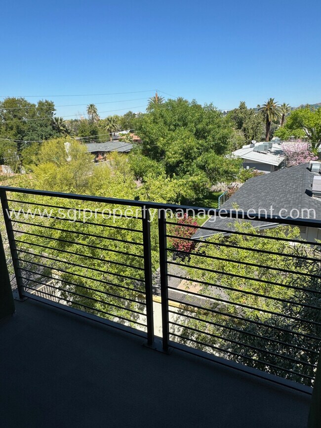 Building Photo - Luxurious Biltmore Townhome
