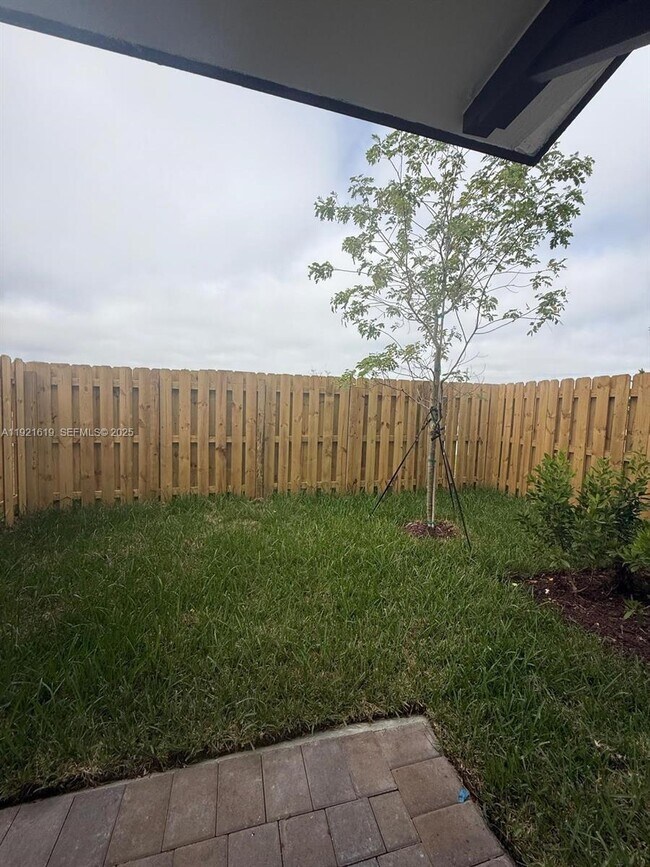 Building Photo - 2746 SE 24th Terrace