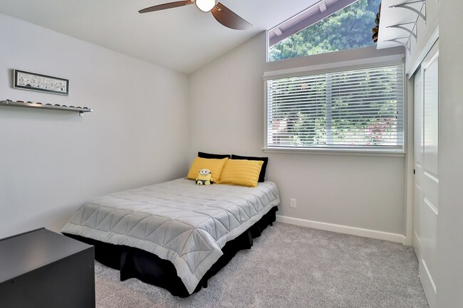 Building Photo - GORGEOUS REMODELED HOME WALKING DISTANCE T...