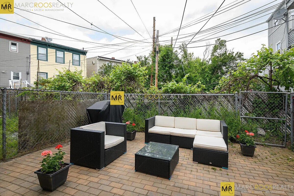 Building Photo - 182 Marion St