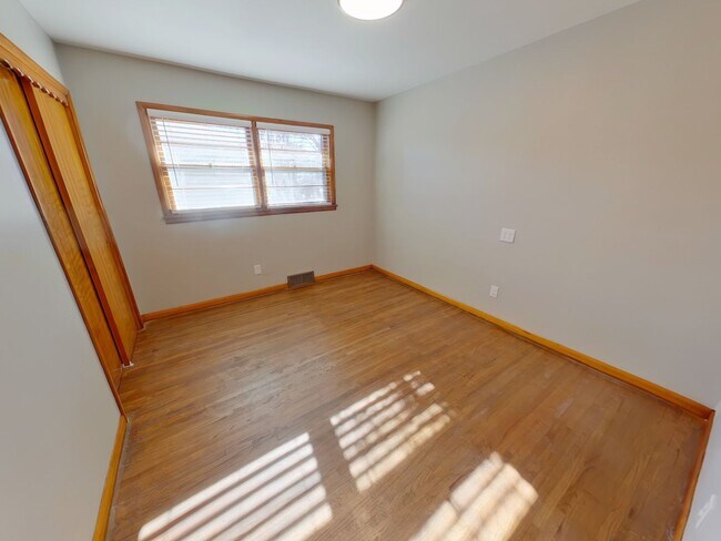 Building Photo - 2122 S Chautaqua