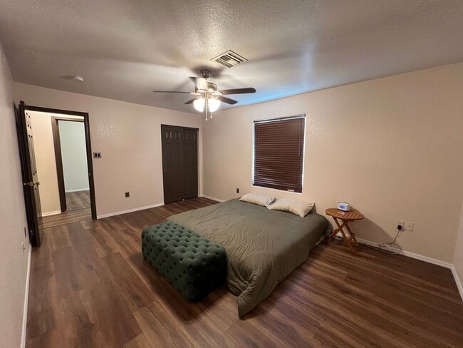 Building Photo - 3 BEDROOM HOME NEAR THE FOOTHILLS!