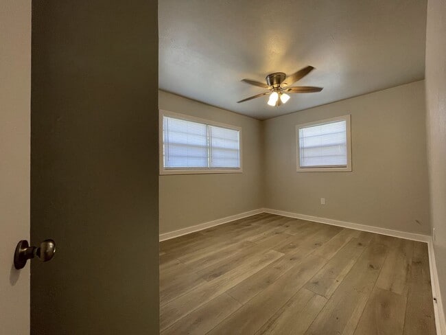 Building Photo - Newly renovated 3/1 with fenced back yard ...