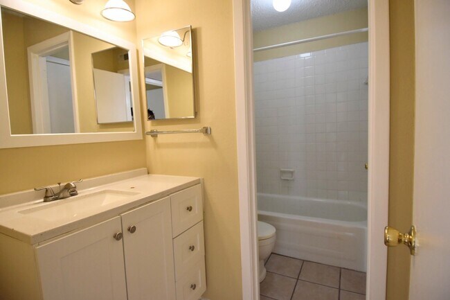 Building Photo - 6747 Quail Hollow Ct